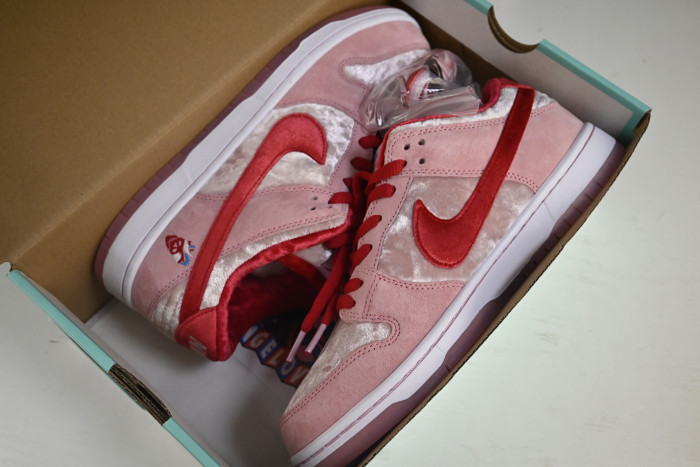 nike sb dunk low strangelove skateboards ct2552-800