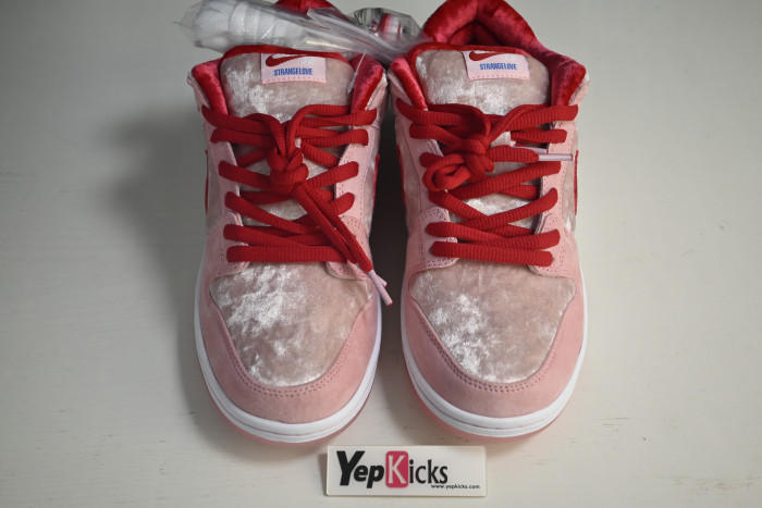 nike sb dunk low strangelove skateboards ct2552-800