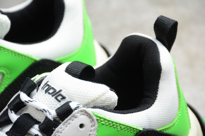 Ba*len*cia*ga triple s w09o5 9033