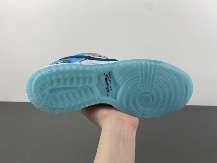 futura laboratories x nike sb dunk low hf6061-400