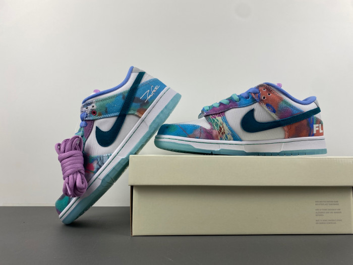 futura laboratories x nike sb dunk low hf6061-400